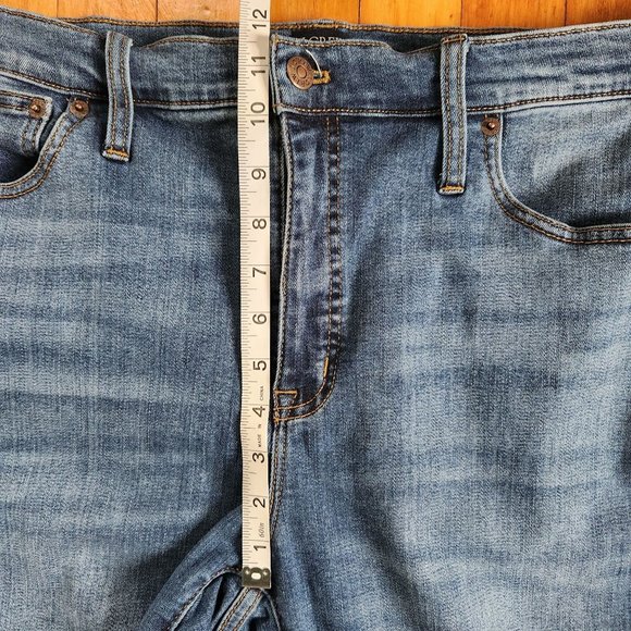 J Crew Mid-Rise Skinny Jean in Signature Stretch Size 33 Color: Vista Blue - Picture 6 of 9